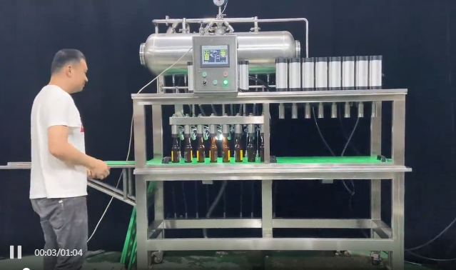 八頭玻璃瓶啤酒灌裝機試機！精釀啤酒灌裝壓蓋一體機—歡迎咨詢！
