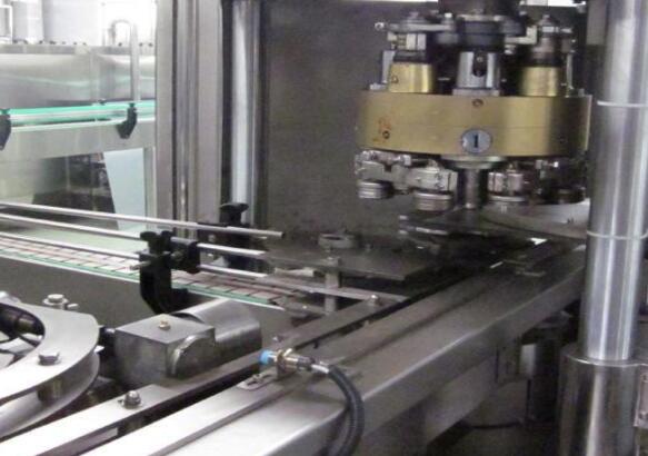 啤酒灌裝機(jī)